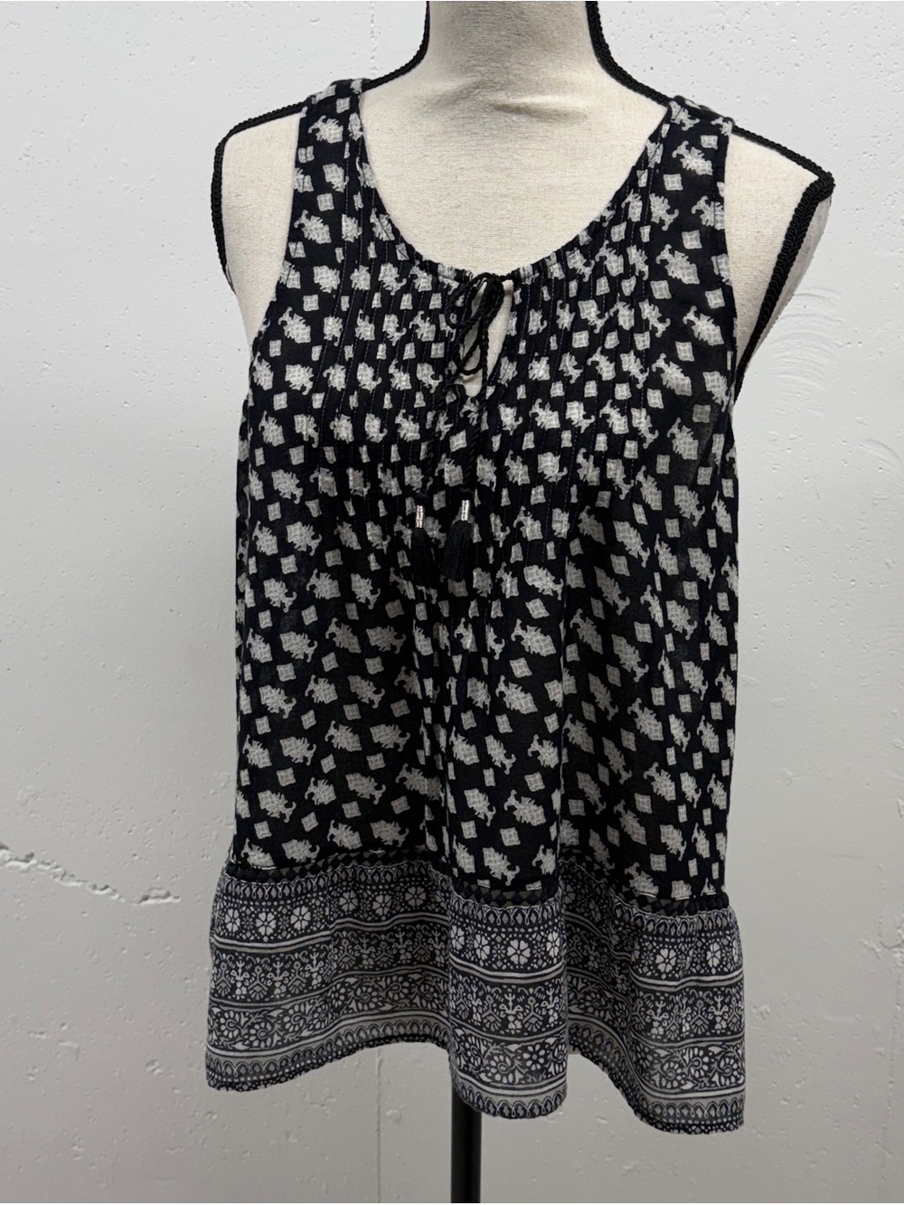 Black & White Printed Sleeveless Tie-Front Camisole in a boho look
